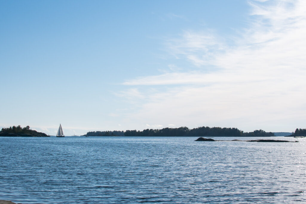 Aurinkoinen merimaisema Skatanniemen kärjestä.