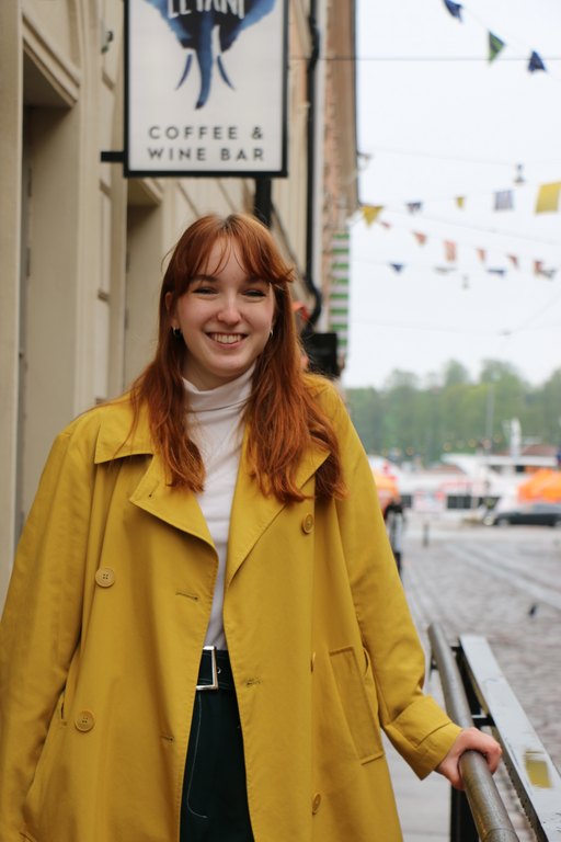 Haastateltava Tilda Lassila Helsingin keskustassa
